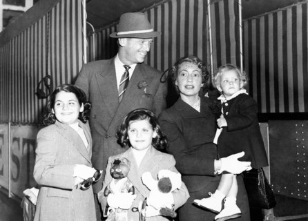 Douglas FAIRBANKS Jr. with his wife and three daughters, 1949