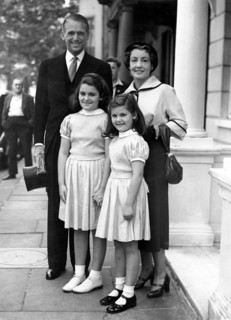 Douglas FAIRBANKS Jr. with his two daughters and his wife