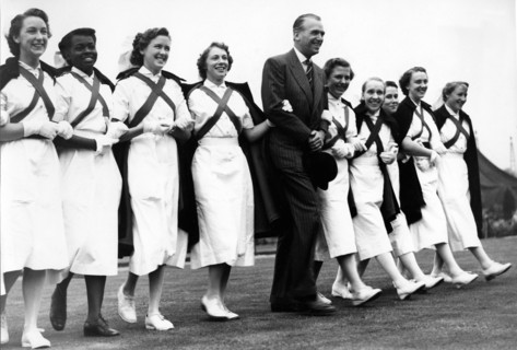 Douglas FAIRBANKS Jr. with nurses, 1952