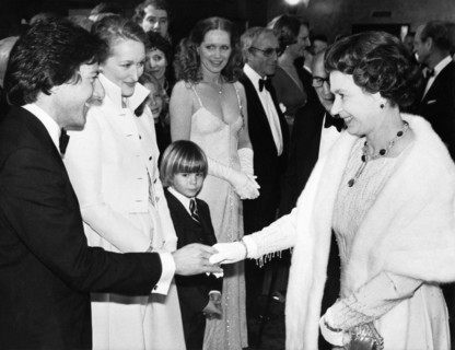 Dustin HOFFMAN, Meryl STREEP and Justin HENRY with QUEEN ELISABETH, 1980