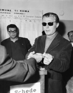 Marcello MASTROIANNI in the Italian election, Rome 1962