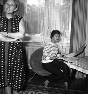Christine KAUFMANN with her mother at home, late 1950s
