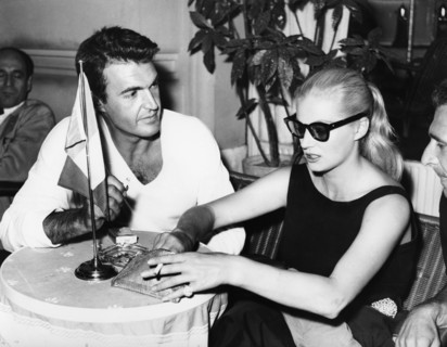 Franco SILVA and Anita EKBERG in a café, 1959