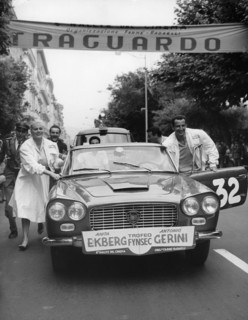 Anita EKBERG pushes a car, Salerno 1959