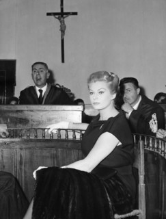 Anita EKBERG as a witness in court, 1960