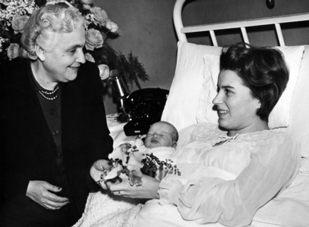 Silvana MANGANO and her mother after the birth of their daughter