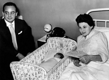 Silvana MANGANO and Dino DE LAURENTIIS after the birth of their daughter