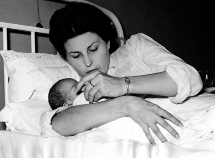 Silvana MANGANO and newborn daughter Raffaella, 1952