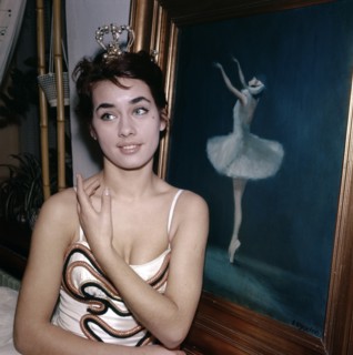 Vera CHEKHOWA with crown