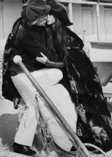 Klaus Kinski with his wife Min Hoi on the beach in 1971