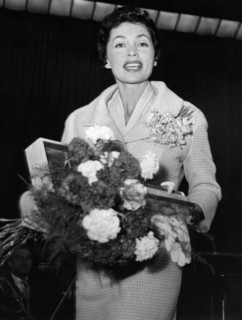 Lilli PALMER receives the German Film Prize in 1957
