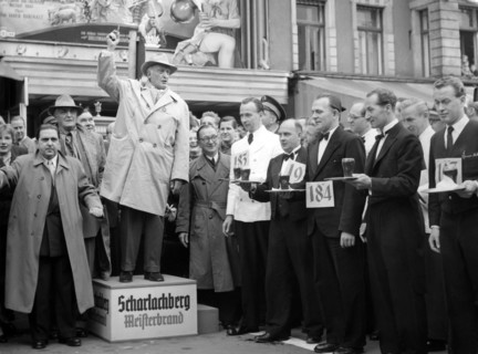Hans ALBERS gives the starting signal for the International Waiter Derby