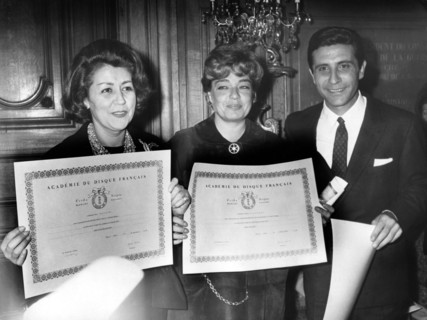 Simone SIGNORET, Suzy DELAIR and Gilbert BECAUD, 1965