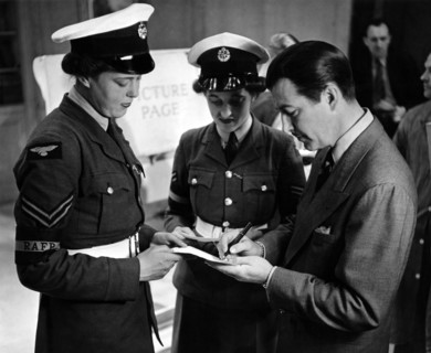 Robert TAYLOR gives autographs to WAAF members