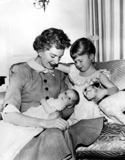 Deborah KERR with her children, 1951