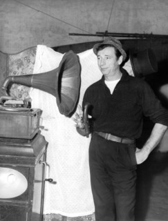 Yves MONTAND plays theater, 1963