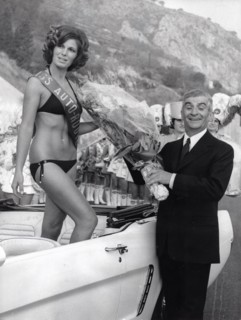 Louis de FUNES congratulates the "Miss Autoroute" 1970