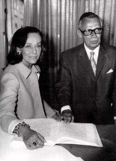 Paulette GODDARD introduces the last Remarque novel, 1971