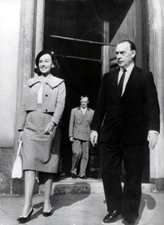 Erich Maria REMARQUE with his wife in Milan 1959