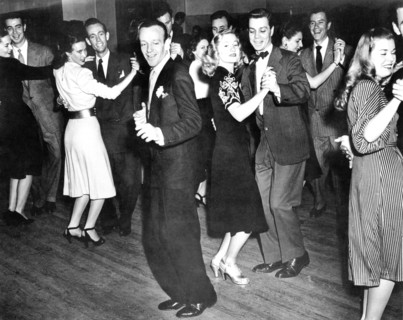 Fred ASTAIRE gives lessons in his dance school