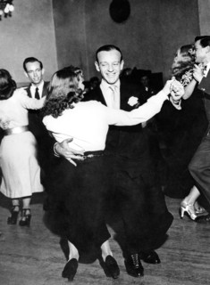 Fred ASTAIRE gives lessons in his dance school