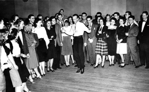 Fred ASTAIRE gives lessons in his dance school