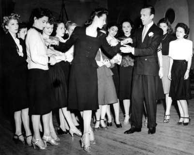 Fred ASTAIRE gives lessons in his dance school