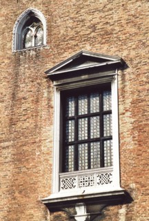 The Ducal Palace in Venice: detail of the yard.