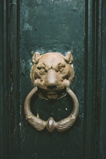 Venise : détail d'une poignée de porte.