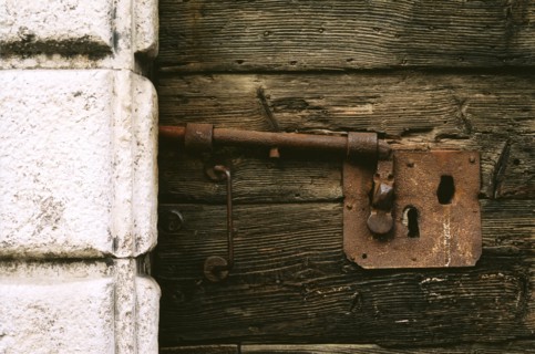 Venise : détail d'une poignée de porte ancienne.