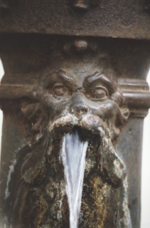 Détail d'une fontaine publique à Venise.