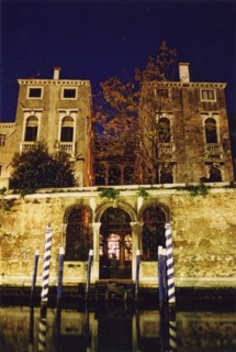 Le Rio Ognissanti et le Consulat de France de nuit à Venise.
