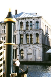 Le palais Camerlinghi sur le Grand Canal à Venise.