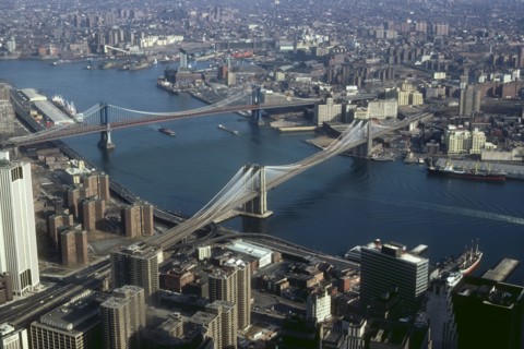 Vue aérienne des ponts de Manhattan et de Brooklyn