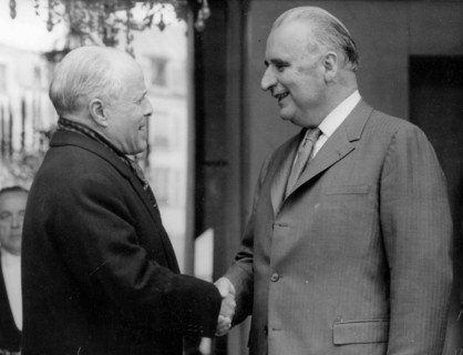 Le président Georges Pompidou serre la main de Habib Bourguiba, 1970