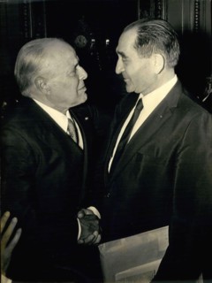 Mendes France serre la main de Habib Bourguiba, 1972