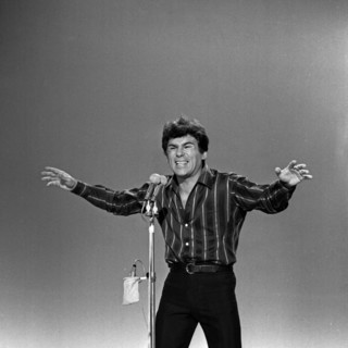 FranzÃ¶sischer Jazz SÃ¤nger, Dichter und Maler Claude Nougaro, Deutschland 1960er Jahre. French jazz singer, poet and painter Claude Nougaro, Germany 1960s.