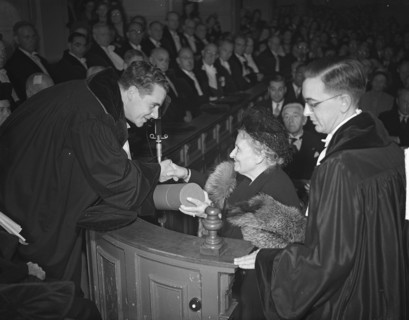 Honorary Doctorate of Maria Montessori from the Municipal University of Amsterdam. The bull is awarded by Prof. W.G. Vegting. In the audience behind Mrs. Montessori former minister G. Bolkestein, who ...