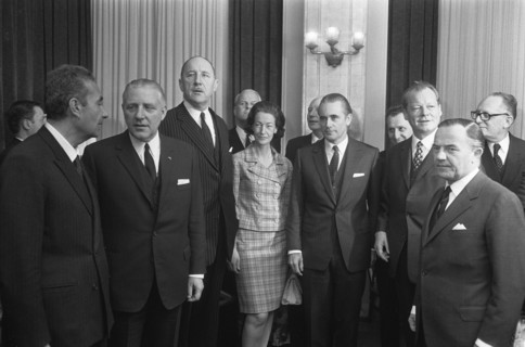 Participants at the summit: from l.n.r. Minister Luns of Foreign Affairs, an unknown lady, the French Prime Minister Chaban-Delmas, Chancellor Brandt of West Germany and Prime Minister De Jong Datate:...