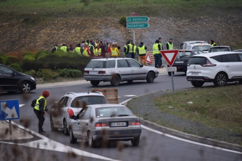 La Rochelle, France. 17th Nov, 2018. Thousands of French drivers victims of soaring fuel prices (Diesel, gasoline), accentuated by the tax policy of President Emmanuel Macron, show their dissatisfacti...