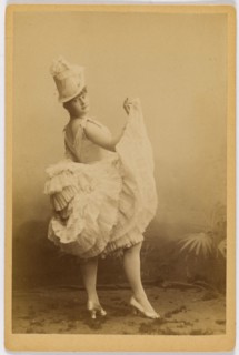 Portrait of La Goulue, a dancer "La Goulue (Louise Weber dite) (1869-1929), danseuse de cancan". Photographie anonyme. Tirage sur papier albuminé. Paris, musée Carnavalet.