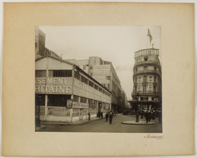 Buildings of the Samaritan, 1st arrondissement, Paris Anonyme. "Bâtiments de la Samaritaine, 1er arrondissement, Paris". Tirage au gélatino-bromure d'argent. en 1905-02-09-1905-02-09. Paris, musée Car...