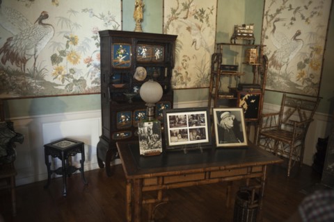 Nohant-Vic, the castle of George Sand (Le château de George Sand). Interior. A drawing room. Family photographs.