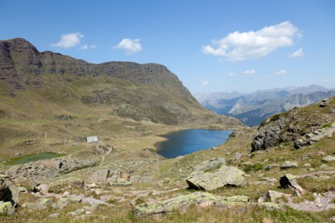 Low-angle shot on the Gentau Lake and the Ayous refuge (Pyrenees National Park - France).
Le lac Gentau et le refuge d'Ayous.