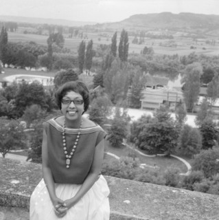 Afhalen van Josephine Baker in Frankrijk Josephine in haar tuin Les Milandes, Bestanddeelnr 912-6479.
