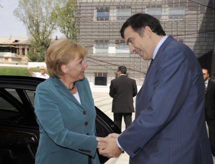 Georgian President Michail Saakashvili (R) shakes hands with German Chancellor Angela Merkel in Tbilisi, Georgia, 17 August 2008. Merkel has taken on one of her most delicate diplomatic challenges to ...
