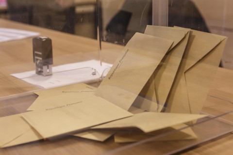Saint Etienne de Chigny, France. 7th May, 2017. Voting gets underway for the next president of France in what is expected to be a bitter battle between Marine Le Pen and Emmanuel Macron in Saint Etien...