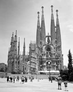 1950s THE GREAT UNFINISHED GOTHIC MODERNISME CATHEDRAL OF THE SAGRADA FAMILIA by ARCHITECT ANTONI GAUDI BARCELONA SPAIN - r3964 MAY001 HARS CREATIVITY FAITH SPIRITUAL UNIQUE BASILICA BELIEF BLACK AND ...