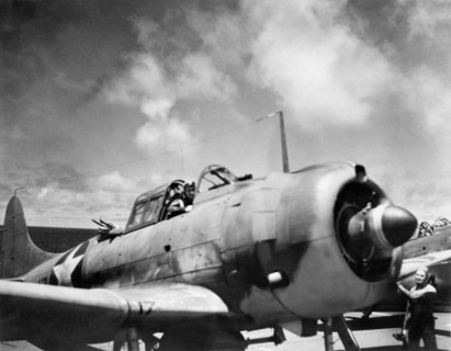 1942 , 4 june , USA : BATTLE OF MIDWAY  . U.S. Navy Ensign Leif Larsen and rear gunner Radioman John F. Gardener of scouting squadron VS-5 (temporarily redesignated VB-5) in their Douglas SBD-3 Dauntl...