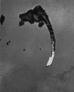1942 , 4 june , USA : BATTLE OF MIDWAY . Un aereo bombardiere giapponese precipita in fiamme  -  WORLD WAR II - WWII - SECONDA GUERRA MONDIALE - foto storiche  storica - HISTORY PHOTOS   - Stati Uniti...